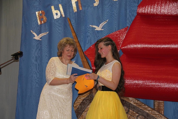 Чужое платье, потайной бар и спирт из пробки — редакция "Вслух.ру" вспоминает выпускные