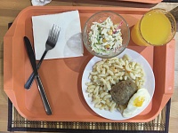 Обед Дмитрия: макароны с бифштексом и яйцом, салат «Крабовый», апельсиновый сок