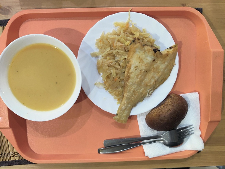 Обед Богдана: суп-пюре овощной, тушеная капуста и рыба. На напиток уже не хватило
