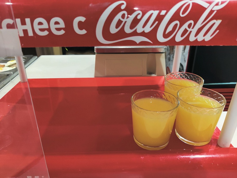 Компот уже кончился, сока осталось три стакана