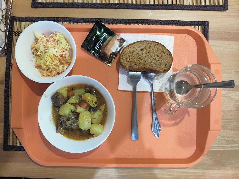 Обед Юры: салат, жаркое со свиным сердцем, чай