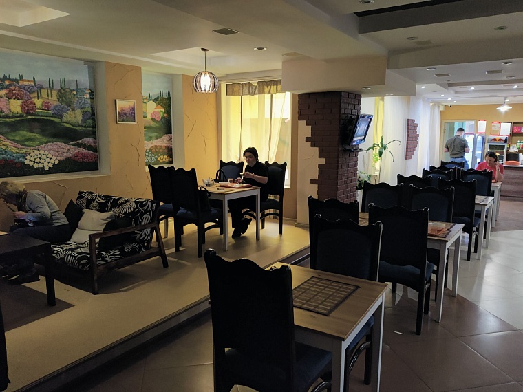 Есть и диванчики.