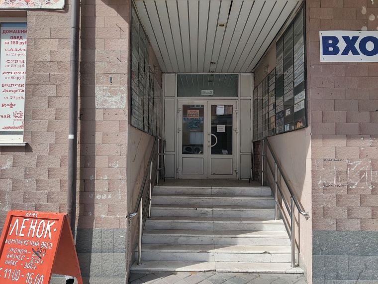 Вход в офисное здание, где и находится кафе. Своего входа у него нет.