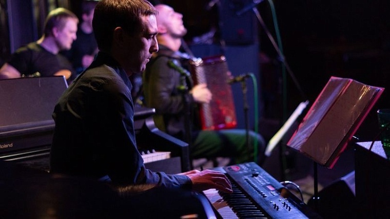 Афиша на уик-энд: чтецкий квартирник, знакомство с рыбой и концерт "Касты"