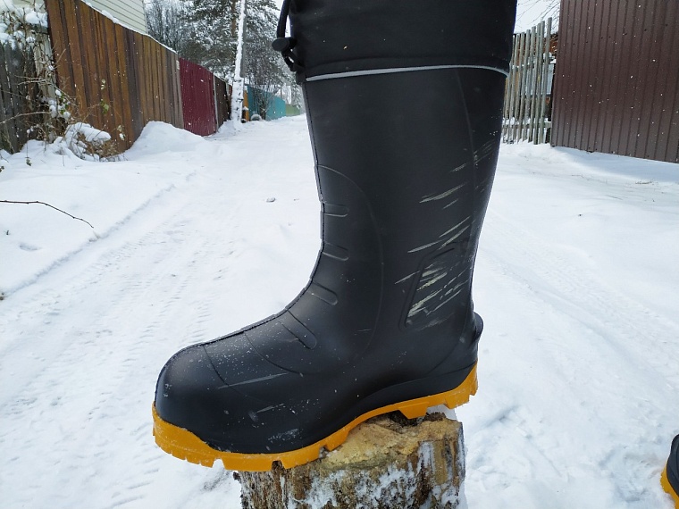 После первого похода в лес на сапогах из ЭВА от веток остались такие отметины