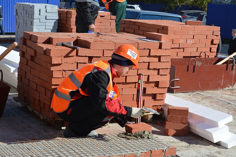 Лучшим каменщиком области стал Алексей Макаров