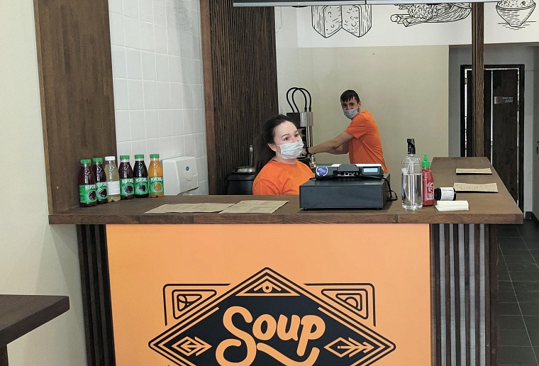 Ешь суп, закусывай стаканом. В Тюмени открылось кафе необычного формата