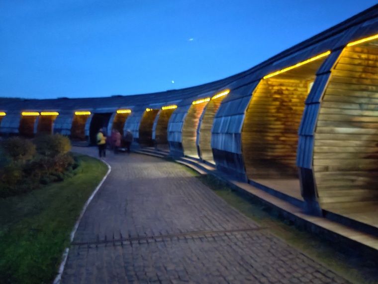 Размытость обусловлена ночным режимом фотоаппарата. Так выглядит отель в «Лисьей норе»: каждая арка — вход в отдельный номер