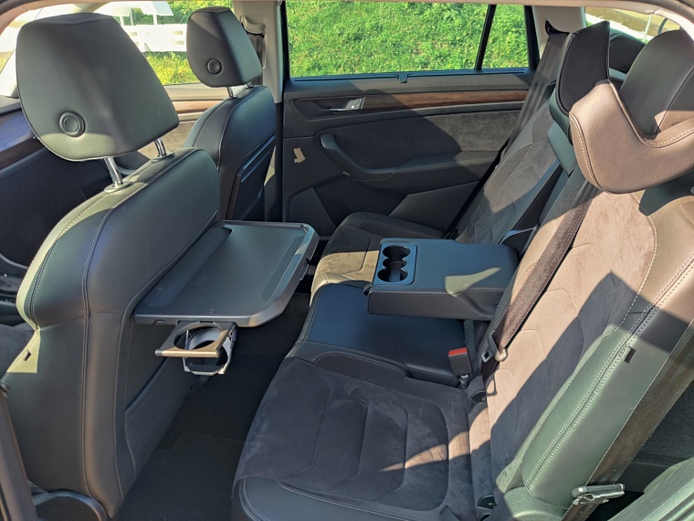 Сзади уровень комфорта тоже на высоте: подлокотник, столик, подстаканники, выдвигающиеся упоры для головы, чтобы поспать