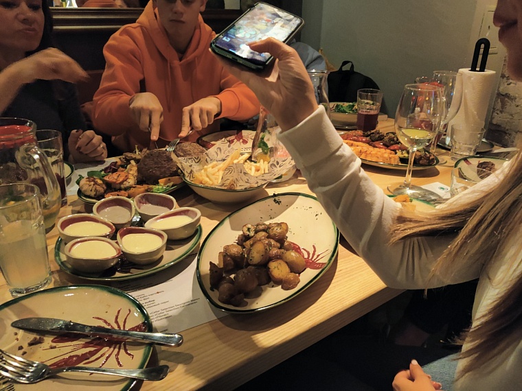 Окончание ужина. Позади крабы, креветки, кальмары, раки и прочая-прочая