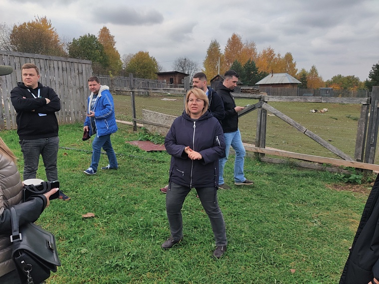 Мария делится опытом сыроварения, огороднического дела и разведения коз, кроликов
