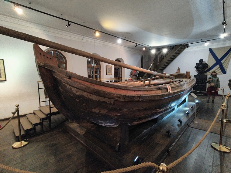 Сам ботик немногим меньше помещения, где его установили