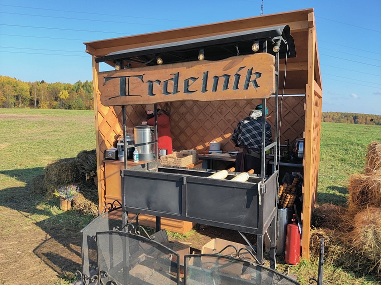 Посреди поля можно съесть чешскую сладость — трдельник. Приготовленный на трдле. Звучит как ругательства, но чертовски вкусно