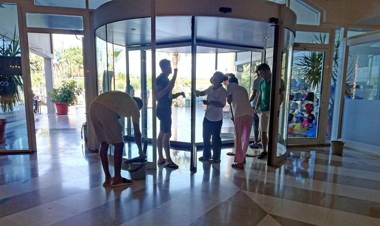 Еда огорожена, напитки в пластике: как изменился all inclusive в Турции