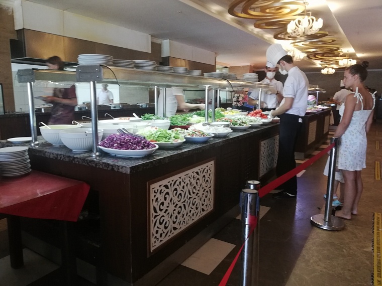 Еда огорожена, напитки в пластике: как изменился all inclusive в Турции