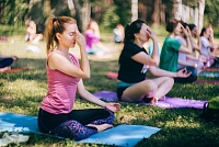 Афиша на уик-энд: День молодежи, йога в парке и всероссийский выпускной