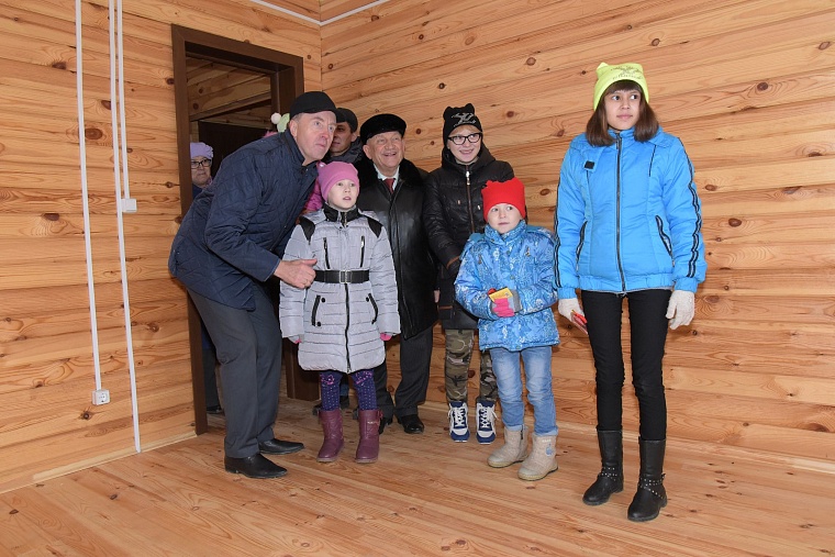 Семья с пятью дочерьми получила двухэтажный дом в Тобольском районе