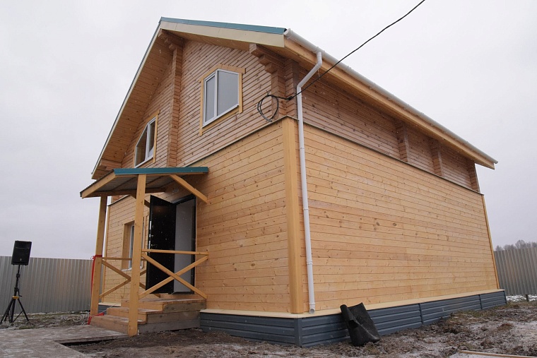Семья с пятью дочерьми получила двухэтажный дом в Тобольском районе
