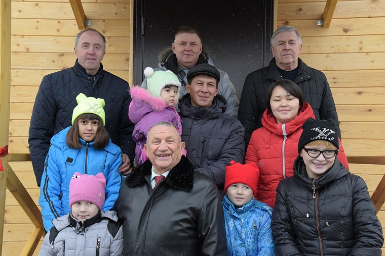 Семья с пятью дочерьми получила двухэтажный дом в Тобольском районе