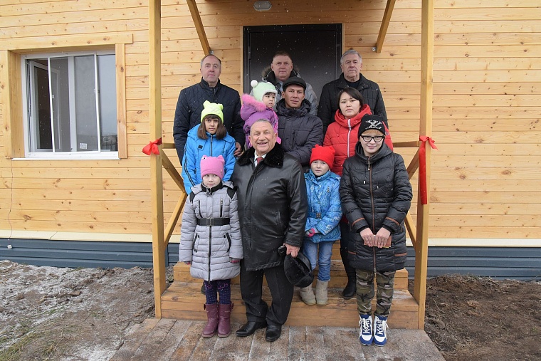 Семья с пятью дочерьми получила двухэтажный дом в Тобольском районе