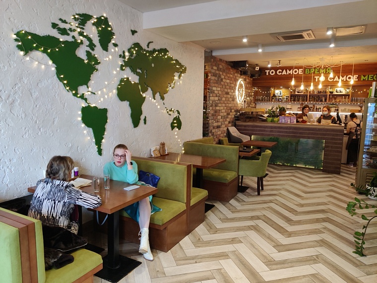 Места внутри не очень много, но довольно уютно