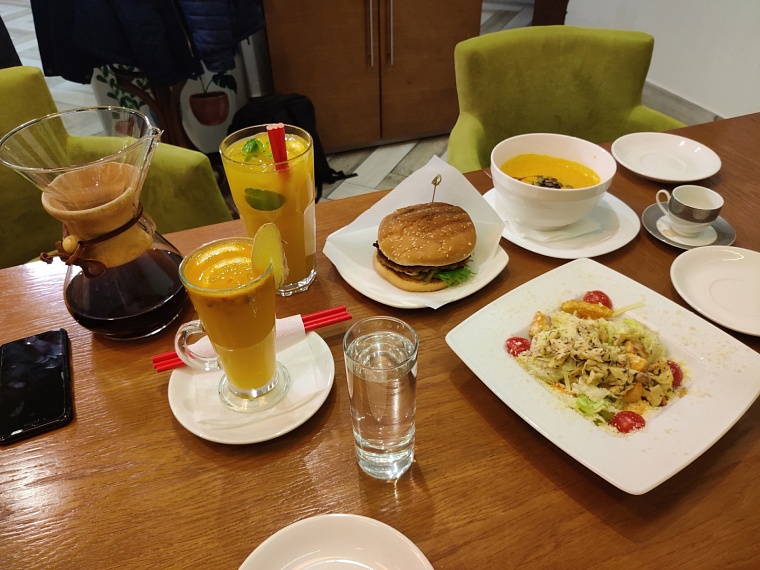 Цезарь, тыквенный суп, бургер с чечевичной котлетой