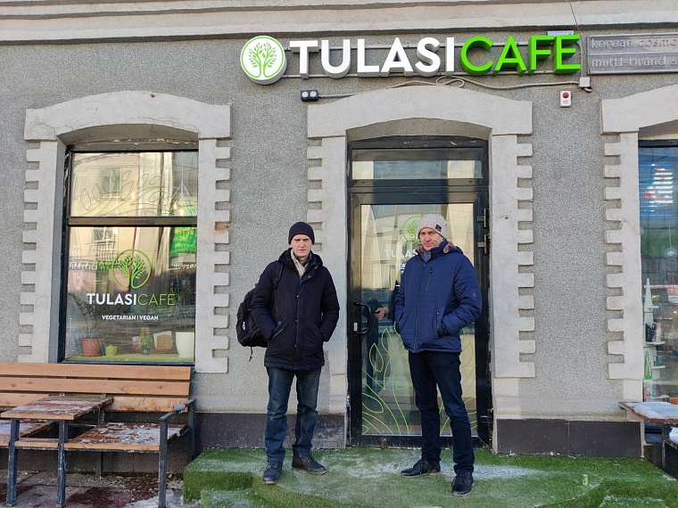 Чечевичная котлета и чебурек с плесенью. Обедаем в вегетарианском кафе