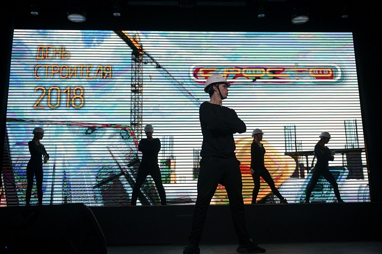 Александр Моор поздравил строителей с профессиональным праздником