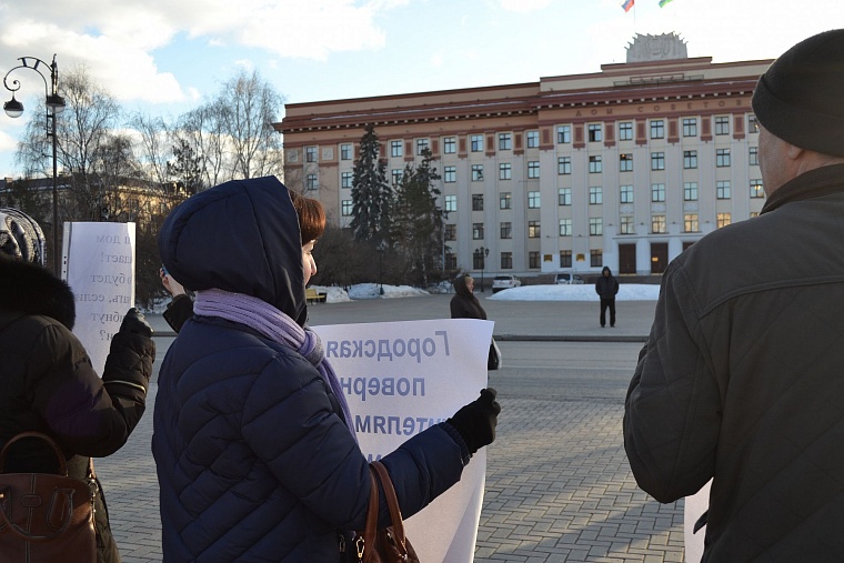 Жители «Пизанской башни» на Лесобазе четыре дня выходили к областной думе