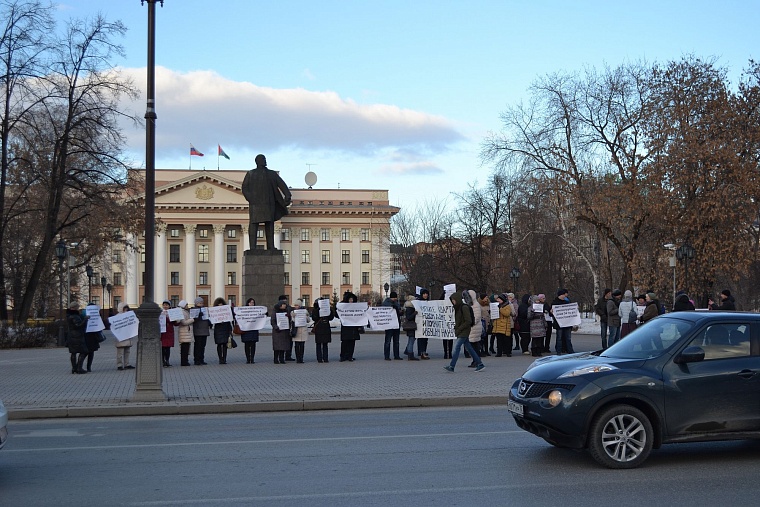 Жители «Пизанской башни» на Лесобазе четыре дня выходили к областной думе