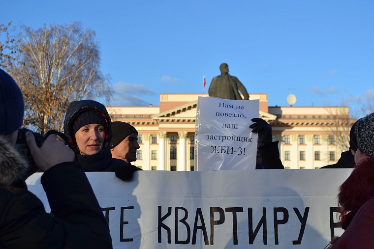 Жители «Пизанской башни» на Лесобазе четыре дня выходили к областной думе