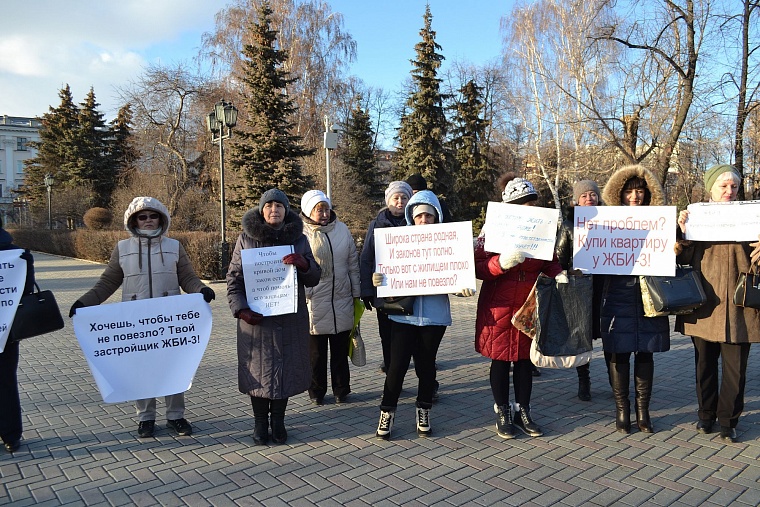 Жители «Пизанской башни» на Лесобазе четыре дня выходили к областной думе