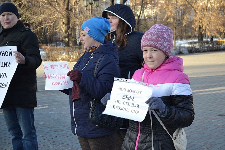 Жители «Пизанской башни» на Лесобазе четыре дня выходили к областной думе