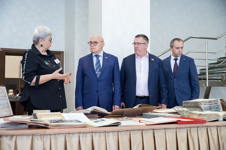 Хранители истории: Евгений Заболотный поздравил Государственный архив Тюменской области со 100-летием