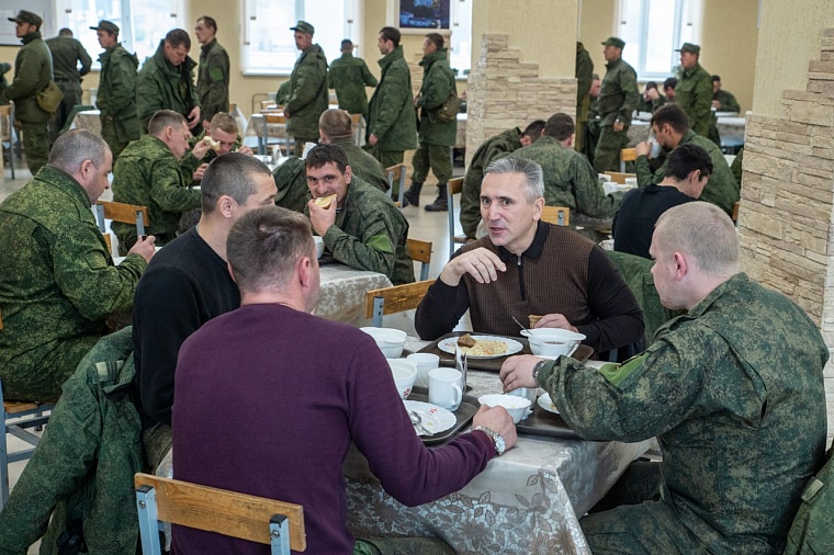 Александр Моор пообедал с бойцами: Кормят хорошо, порции большие