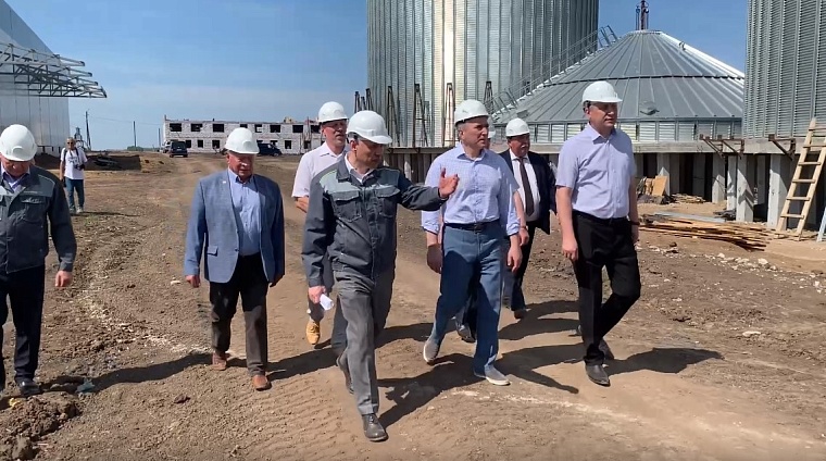 Александр Моор оценил ход строительства уникального завода по глубокой переработке гороха