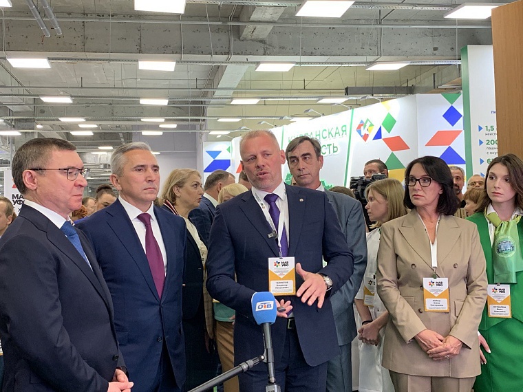 Александр Моор и Владимир Якушев осмотрели тюменский стенд на Межрегиональной агропромышленной выставке УрФО