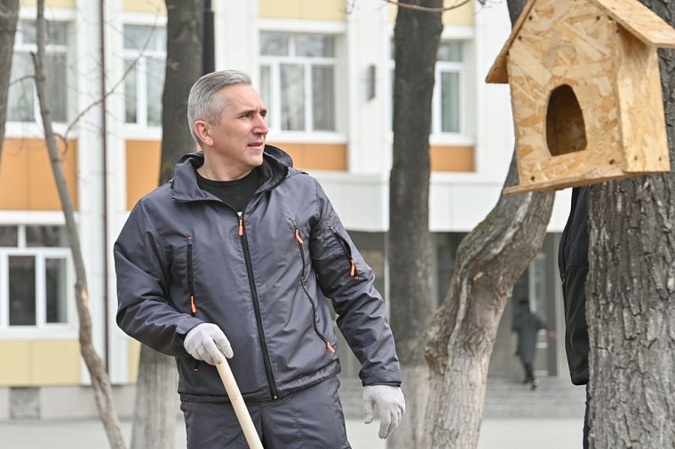 Александр Моор принял участие в субботнике