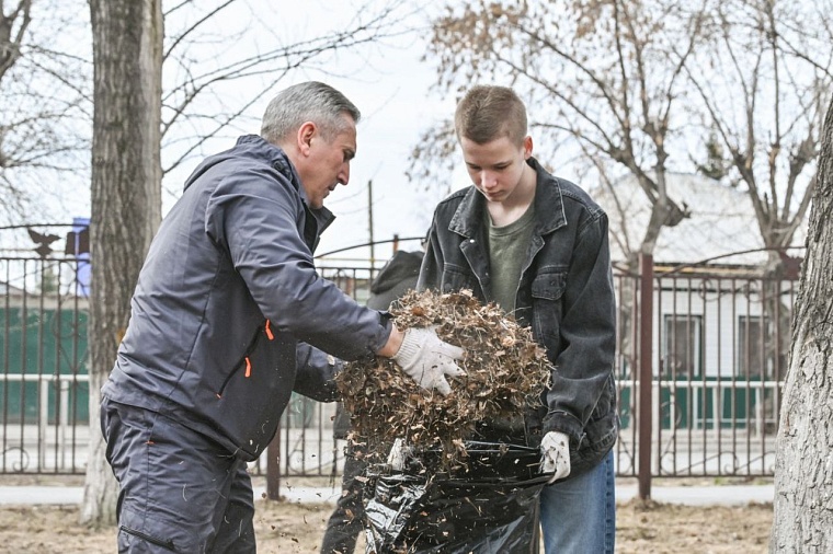 Александр Моор принял участие в субботнике
