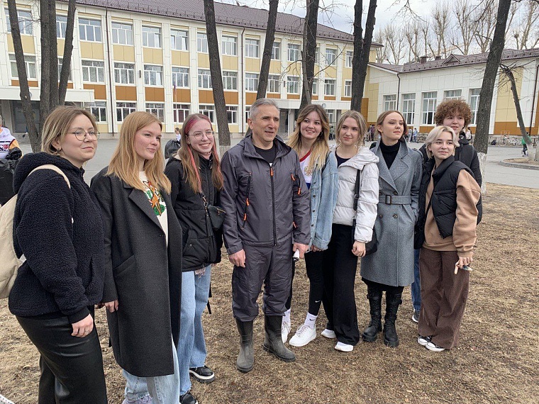 Александр Моор принял участие в субботнике