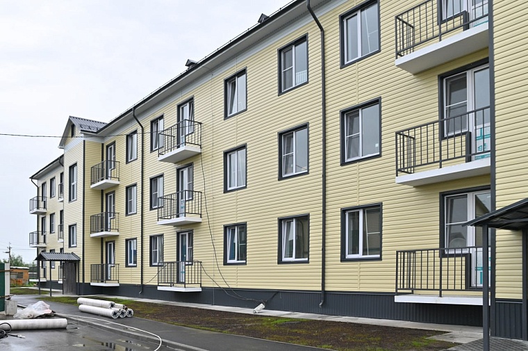 Александр Моор в Викулово оценил ход строительства дома для детей-сирот и переселенцев из аварийного жилья