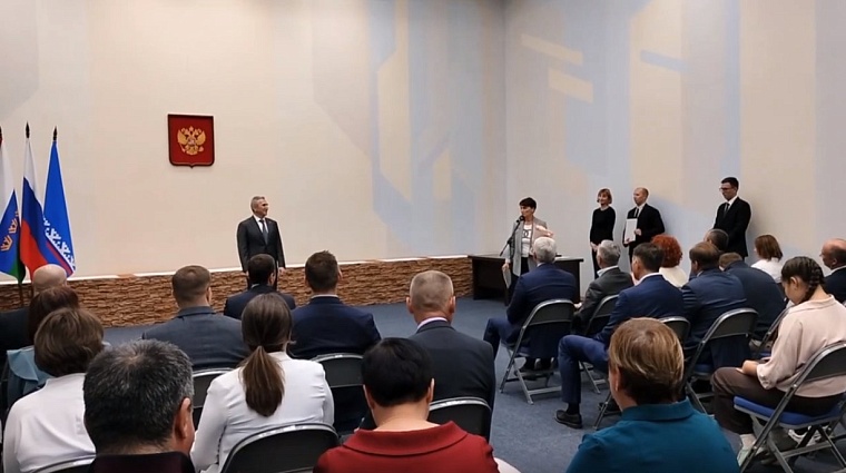 В Ноябрьске Александр Моор вручил благодарность учителю с 50-летним стажем