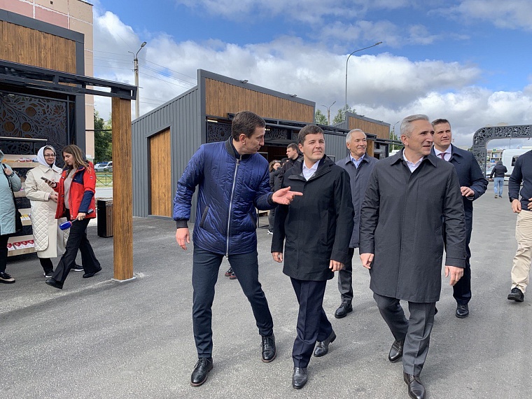 Александр Моор и Дмитрий Артюхов оценили тюменский сыр на ярмарке в Ноябрьске