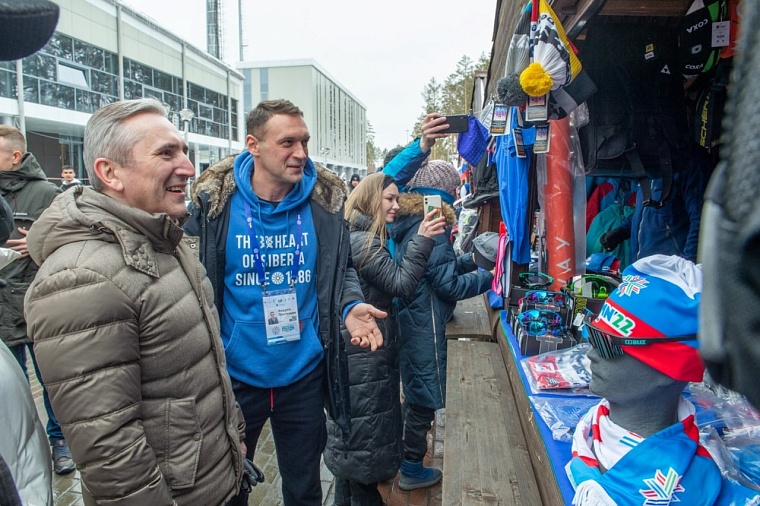 На Чемпионате России Александр Моор приобрел сувенирную продукцию и иван-чай с брусникой