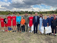 Тюменские депутаты привезли в Краснодонский район мячи для футбола и волейбола