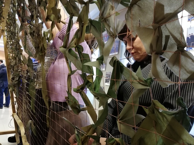 Тюменская городская дума передала сплетенные маскировочные сети на СВО