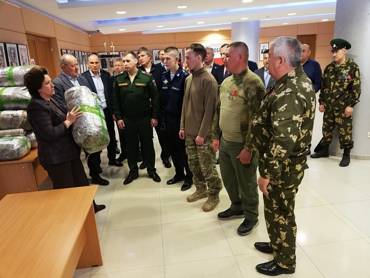 Тюменская городская дума передала сплетенные маскировочные сети на СВО