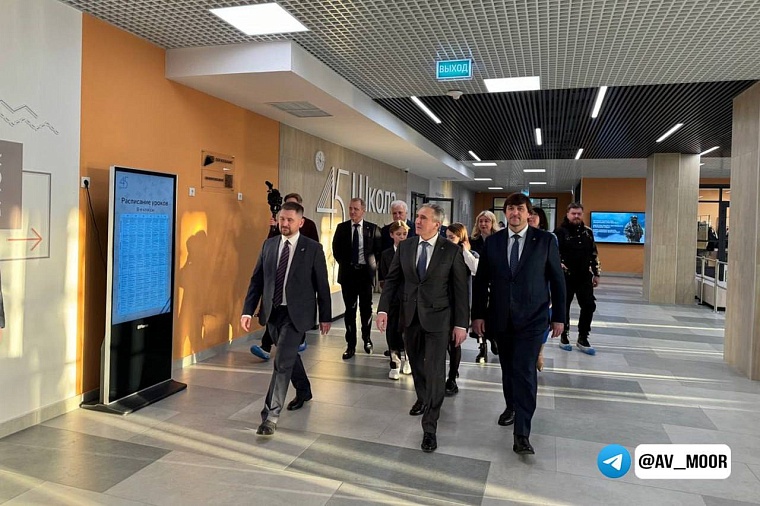 Губернатор Александр Моор оценил новую школу №45 в районе Мелиораторов в Тюмени