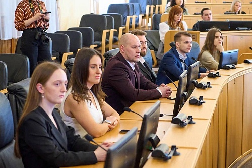 Членам Общественной молодежной палаты при Тюменской облдуме пожелали сохранить блеск в глазах