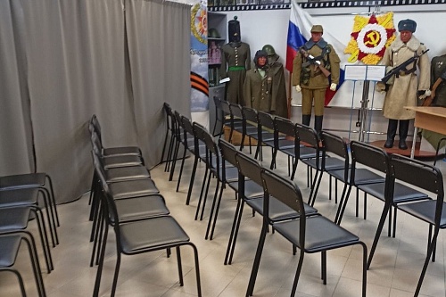 Депутат гордумы Александр Захаров приобрел мебель для школьного музея